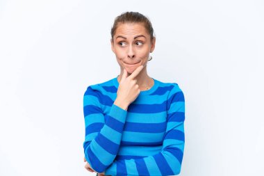 Beyaz arka planda soyutlanmış beyaz bir kadın. Şüpheleri ve düşünceleri var.