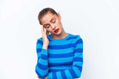 Beyaz arka planda başağrısı olan beyaz tenli genç bir kadın.