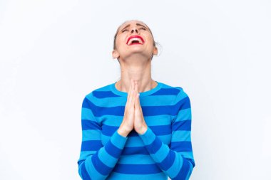 Beyaz arka planda izole edilmiş genç beyaz kadın avuç içlerini bir arada tutuyor. İnsan bir şey ister.