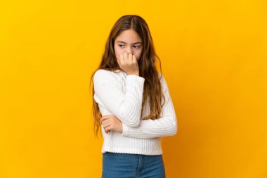 İzole edilmiş sarı arka plan üzerinde şüpheleri olan çocuk