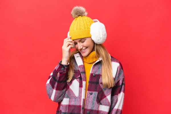 Ung Vacker Kvinna Bär Vinter Muffar Isolerad Röd Bakgrund Skrattar — Stockfoto