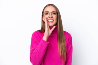 Beyaz arka planda izole edilmiş genç beyaz kadın ağzı açık bağırıyor.