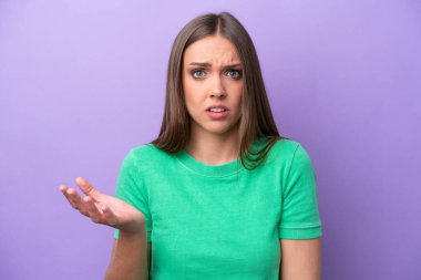 Mor arka planda izole edilmiş genç beyaz kadın şüpheli hareketler yapıyor.