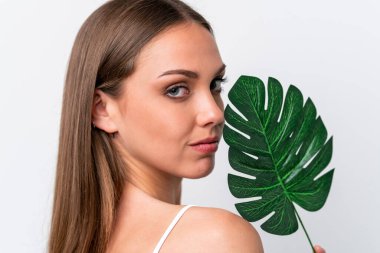 Beyaz arka planda, elinde palmiye yaprağı olan beyaz bir kadın. Portreyi kapat