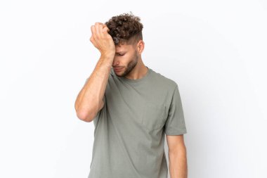 Beyaz arka planda başağrısı olan beyaz tenli yakışıklı bir adam.