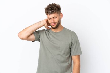Beyaz arka planda boynu ağrıyan beyaz tenli yakışıklı bir adam.