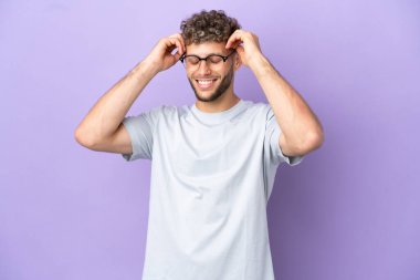 Mor arka planda izole edilmiş beyaz adam kahkahalar atıyor.