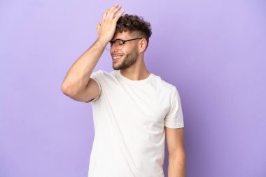 Mor arka planda izole edilmiş beyaz adam bir şey fark etti ve çözüme niyetlendi.