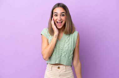 Mor arka planda izole edilmiş beyaz bir kadın. Şaşırmış ve şok olmuş bir yüz ifadesi var.