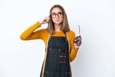 Beyaz arka planda izole edilmiş beyaz kadın. Şüpheleri ve düşünceleri var.