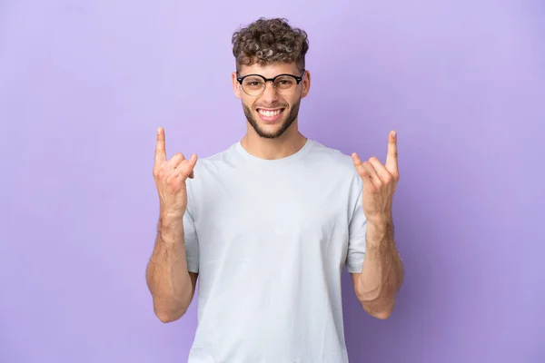 Delivery Caucasian Man Isolated Purple Background Making Horn Gesture — 스톡 사진
