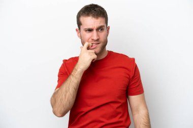 Beyaz arka planda izole edilmiş genç beyaz adam gergin ve korkmuş.