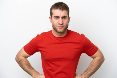 Beyaz arka planda izole edilmiş genç beyaz bir adam kızgın.