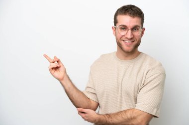 Beyaz arka planda izole edilmiş beyaz tenli genç adam...