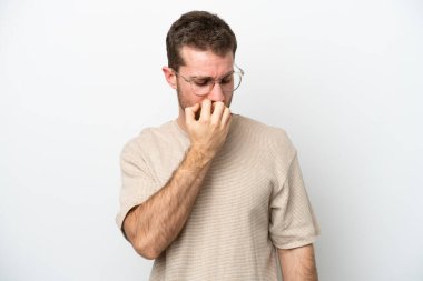 Beyaz arka planda soyutlanmış genç beyaz bir adamın şüpheleri var.