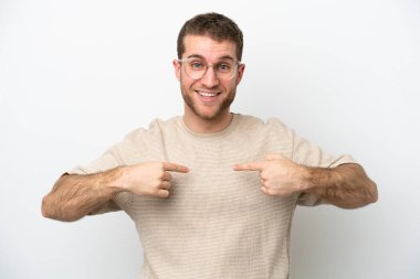 Beyaz arka planda yalıtılmış beyaz yüzlü genç beyaz bir adam.