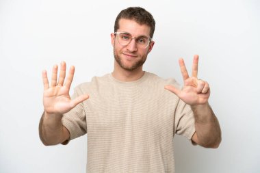 Beyaz arka planda izole genç beyaz adam parmakları ile sekiz sayın