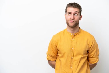 Beyaz arka planda izole edilmiş genç beyaz bir adam var.