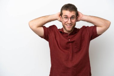 Beyaz arka planda izole edilmiş genç beyaz adam gülüyor.