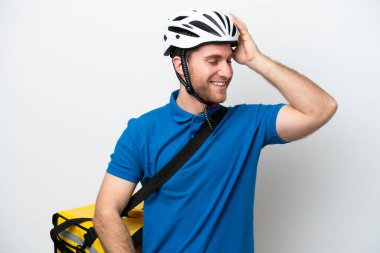 Beyaz arka planda izole edilmiş termal sırt çantalı beyaz tenli genç adam bir şey fark etti ve çözüme niyetlendi.