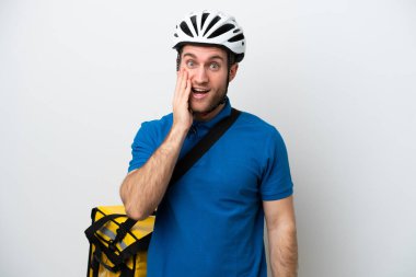 Beyaz arka planda termal sırt çantalı, şaşırmış ve şok olmuş yüzü olan beyaz bir adam.