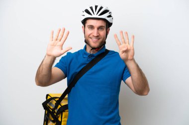 Beyaz arka planda termal sırt çantalı beyaz tenli genç bir adam dokuz parmaklı sayıyor.