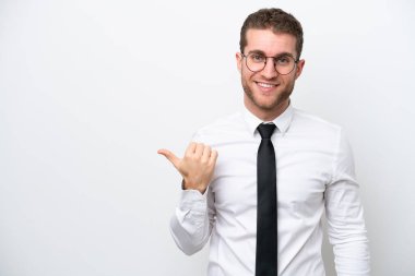 Beyaz arka planda izole edilmiş beyaz iş adamı bir ürün sunmak için kenarı işaret ediyor