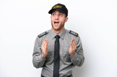 Beyaz arka planda yüzü sürpriz bir ifadeyle izole edilmiş beyaz bir güvenlik görevlisi.