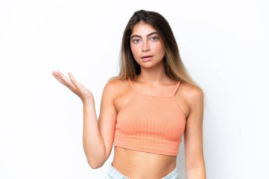 Beyaz arka planda izole edilmiş beyaz bir kadın şüpheli hareketler yapıyor.