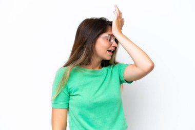 Beyaz arka planda izole genç beyaz kadın bir şey fark etti ve çözüme niyetlendi.