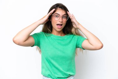 Beyaz arka planda izole edilmiş beyaz bir kadın. Sürpriz bir ifadeyle.