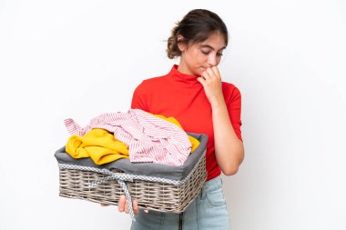 Beyaz arka planda izole edilmiş çamaşır sepeti tutan beyaz bir kadın şüpheleri var.