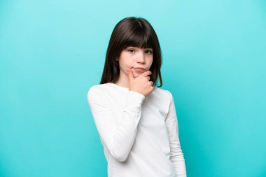 Mavi arka planda izole edilmiş küçük beyaz kız kuşkuları var.