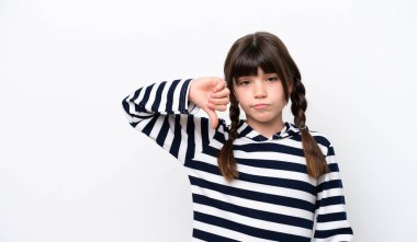 Beyaz arka planda izole edilmiş küçük beyaz kız olumsuz ifadeyle baş parmağını aşağı gösteriyor.