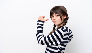 Beyaz arka planda soyutlanmış, gururlu ve kendini beğenmiş beyaz bir kız.