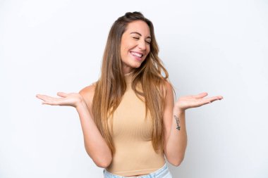 Beyaz arka planda izole edilmiş beyaz bir kadın, çok fazla gülümsüyor.