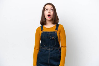 Genç Ukraynalı kadın beyaz arka planda izole edilmiş yukarı bakıyor ve şaşırmış bir ifadeyle