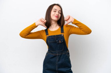 Genç Ukraynalı kadın beyaz arka planda soyutlanmış gururlu ve kendinden memnun