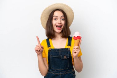 Beyaz arka planda izole edilmiş kornet dondurması olan genç Ukraynalı kadın harika bir fikre işaret ediyor.