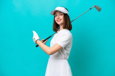 Genç Ukraynalı golfçü kadın mavi arka planda izole edilmiş.