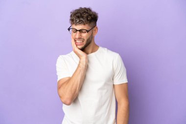 Teslimat, mor arka planda diş ağrısı olan beyaz bir adam.