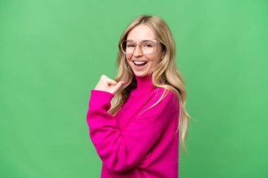 Genç İngiliz kadın izole edilmiş arka planda zaferi kutluyor.