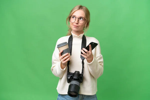Young Photographer English Woman Isolated Background Holding Coffee Take Away — Stockfoto