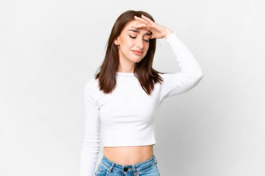 Kafkasyalı genç bir kadın soyutlanmış beyaz arka plan ve baş ağrısı.