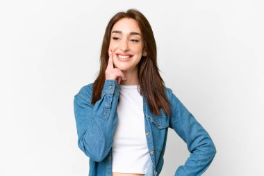 Kafkas kökenli genç bir kadın, beyaz arka planda izole edilmiş bir şekilde yukarı bakarken bir fikir düşünüyor.