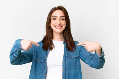 Soyutlanmış beyaz bir geçmişi olan, gururlu ve kendini beğenmiş beyaz bir kadın.