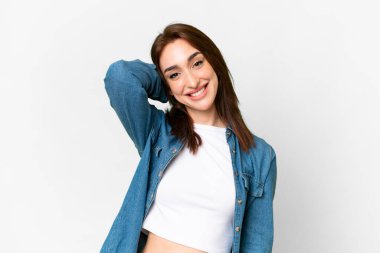 İzole edilmiş beyaz arka planı olan beyaz bir kadın gülüyor.