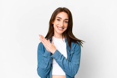 İzole edilmiş beyaz arka planda genç beyaz kadın bir konferanstan sonra alkışlıyor.