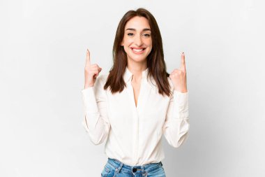 İzole edilmiş beyaz arka planı olan beyaz bir kadın harika bir fikre işaret ediyor.