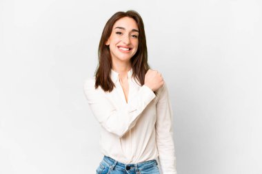 İzole edilmiş beyaz arka planda genç beyaz kadın zaferi kutluyor.